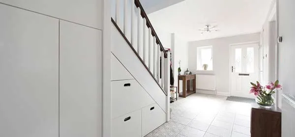 Dulap încorporat sub scări, mobilier personalizat la comandă