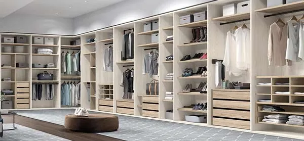 Dressing walk-in din PAL cu rafturi, sertare și bare de haine, mobilă la comandă